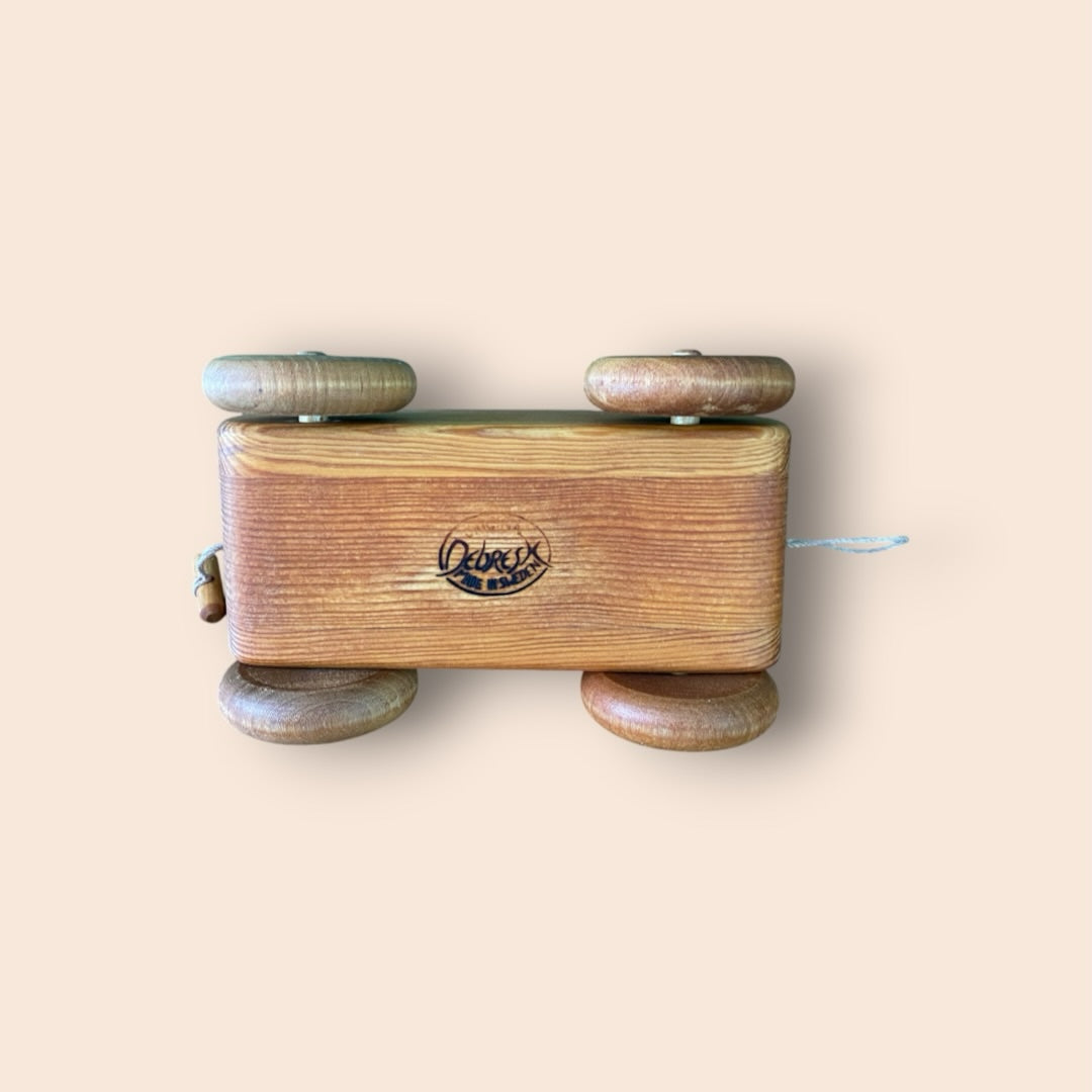 De Speelcirkel Debresk houten speelgoedtrein wagon met zichtbaar houtnerf en merklogo op de zijkant