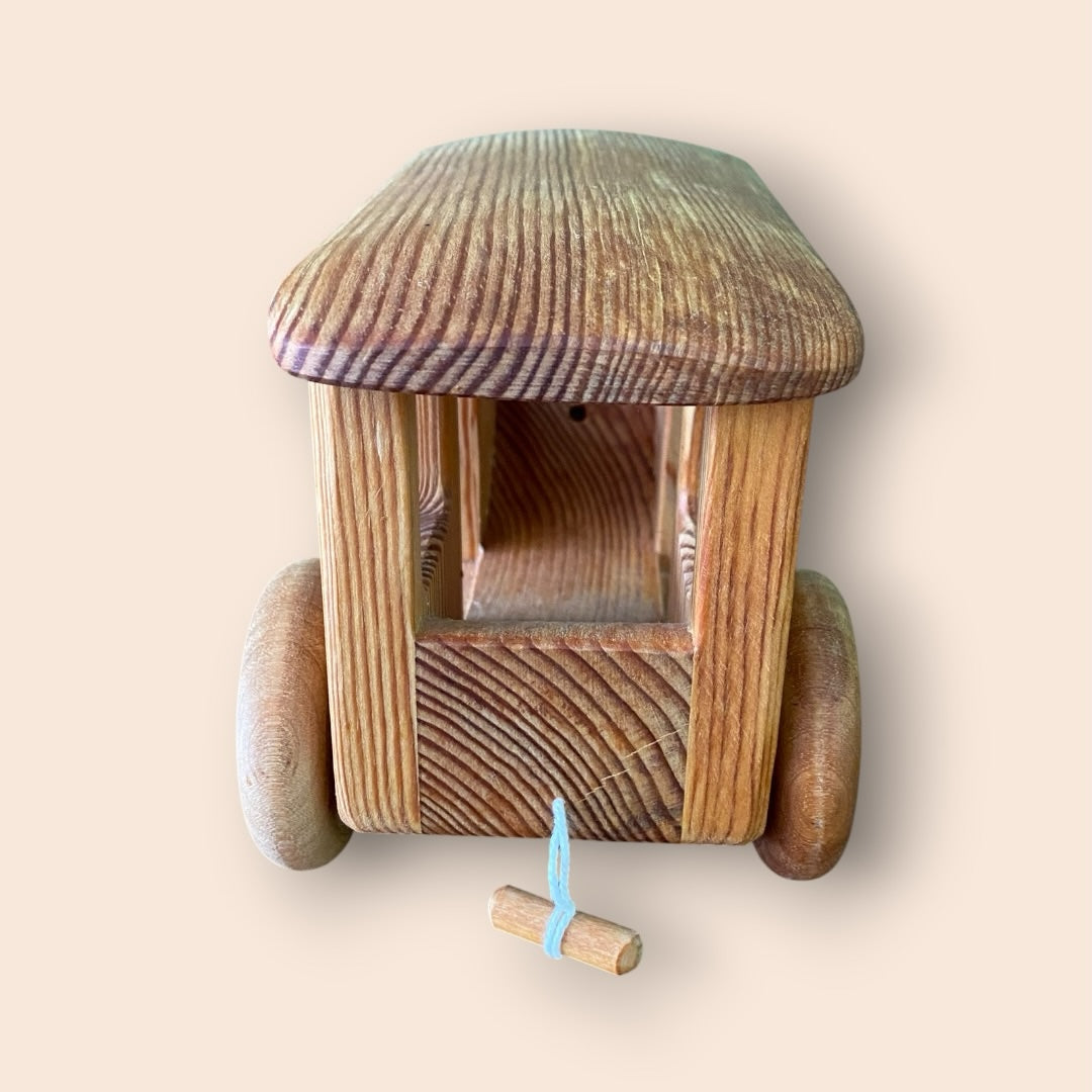De Speelcirkel Debresk houten speelgoedtrein met trekkoord, handgemaakt van duurzaam hout met zichtbare houtnerf.