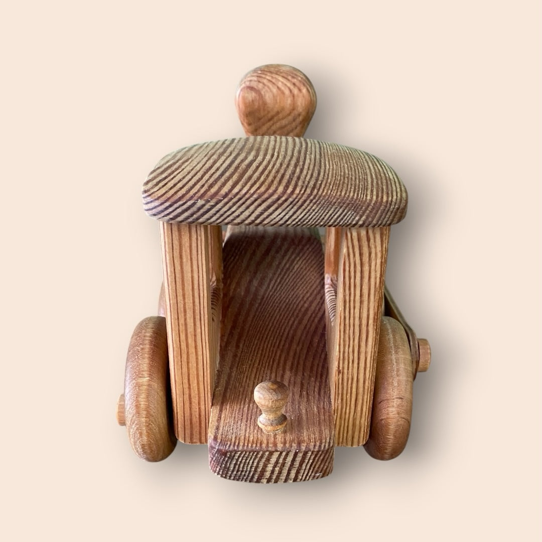 De Speelcirkel Debresk houten speelgoedtrein met zichtbare houtnerf, handgemaakt en minimalistisch ontwerp