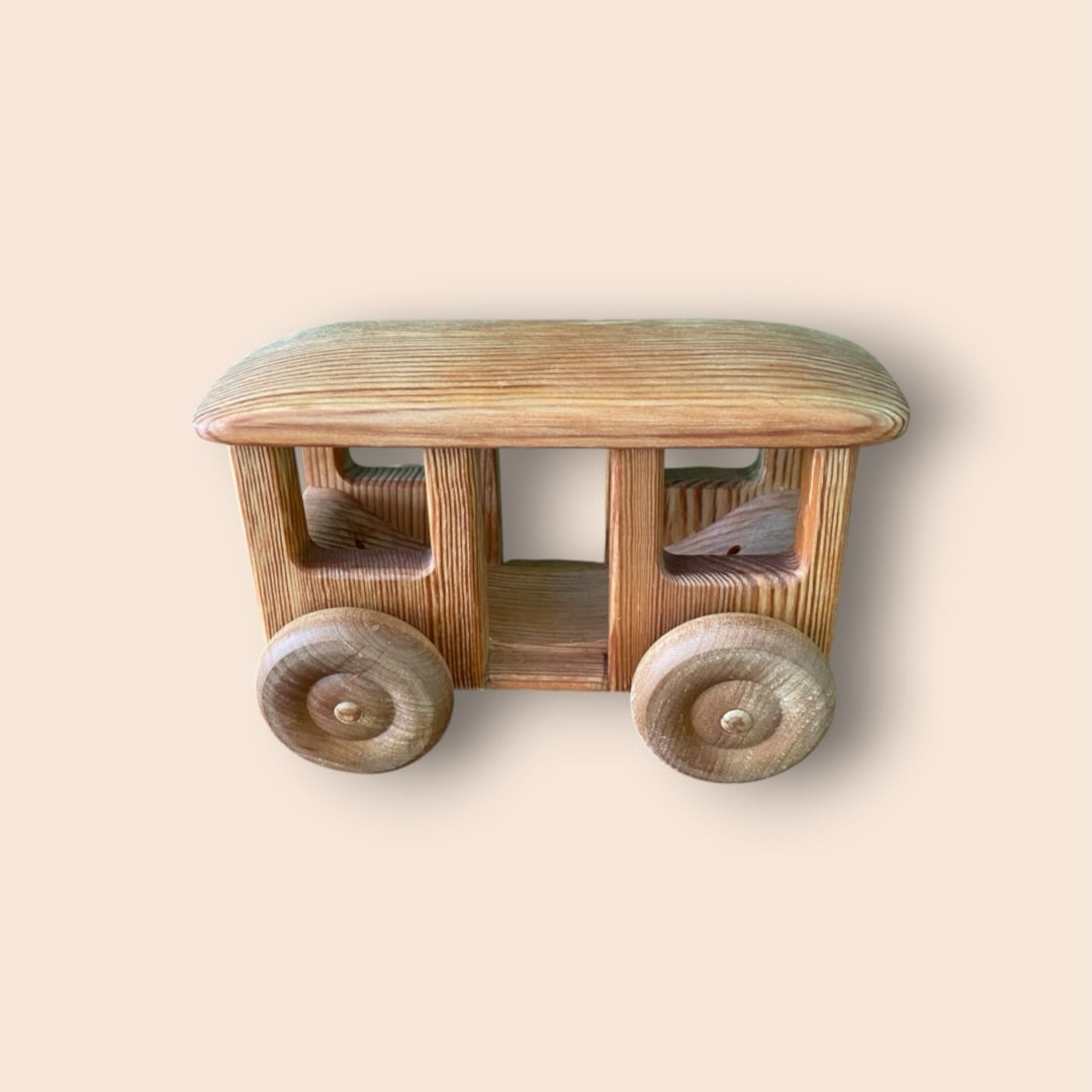 De Speelcirkel Debresk houten speelgoedtrein wagon met zichtbare houtnerf en robuust ambachtelijk ontwerp